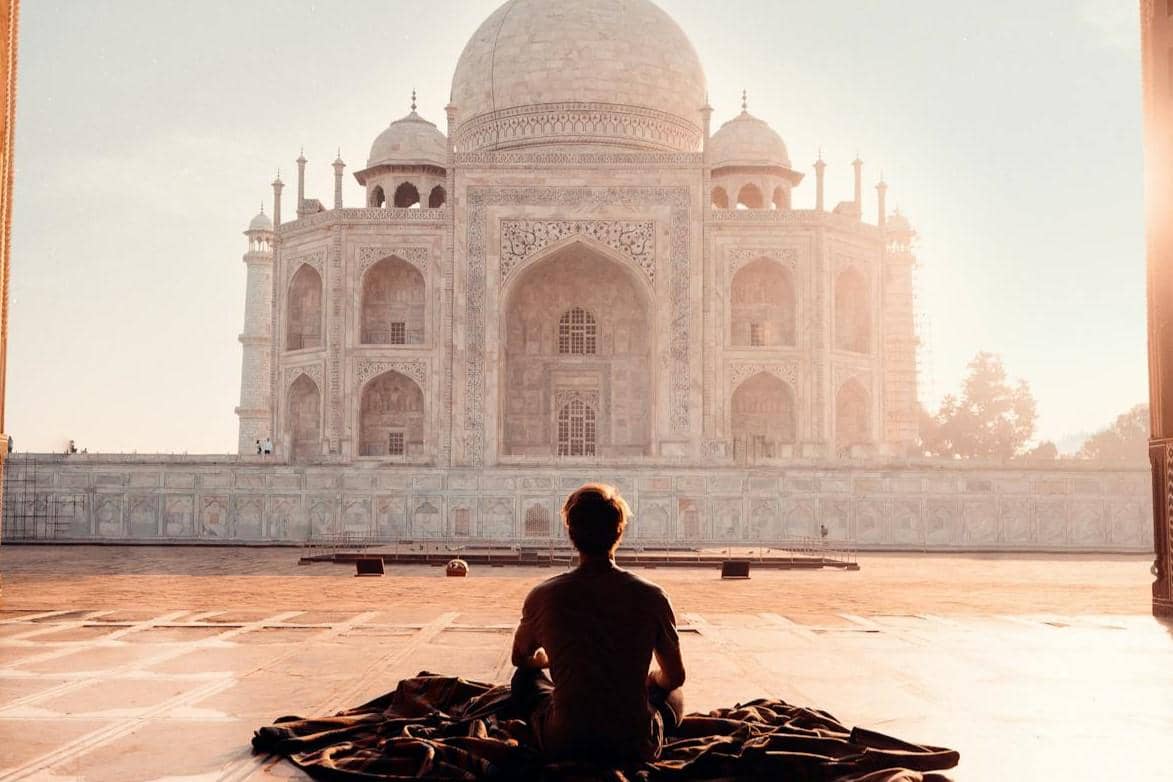 ilustrasi menikmati sinar matahari pagi