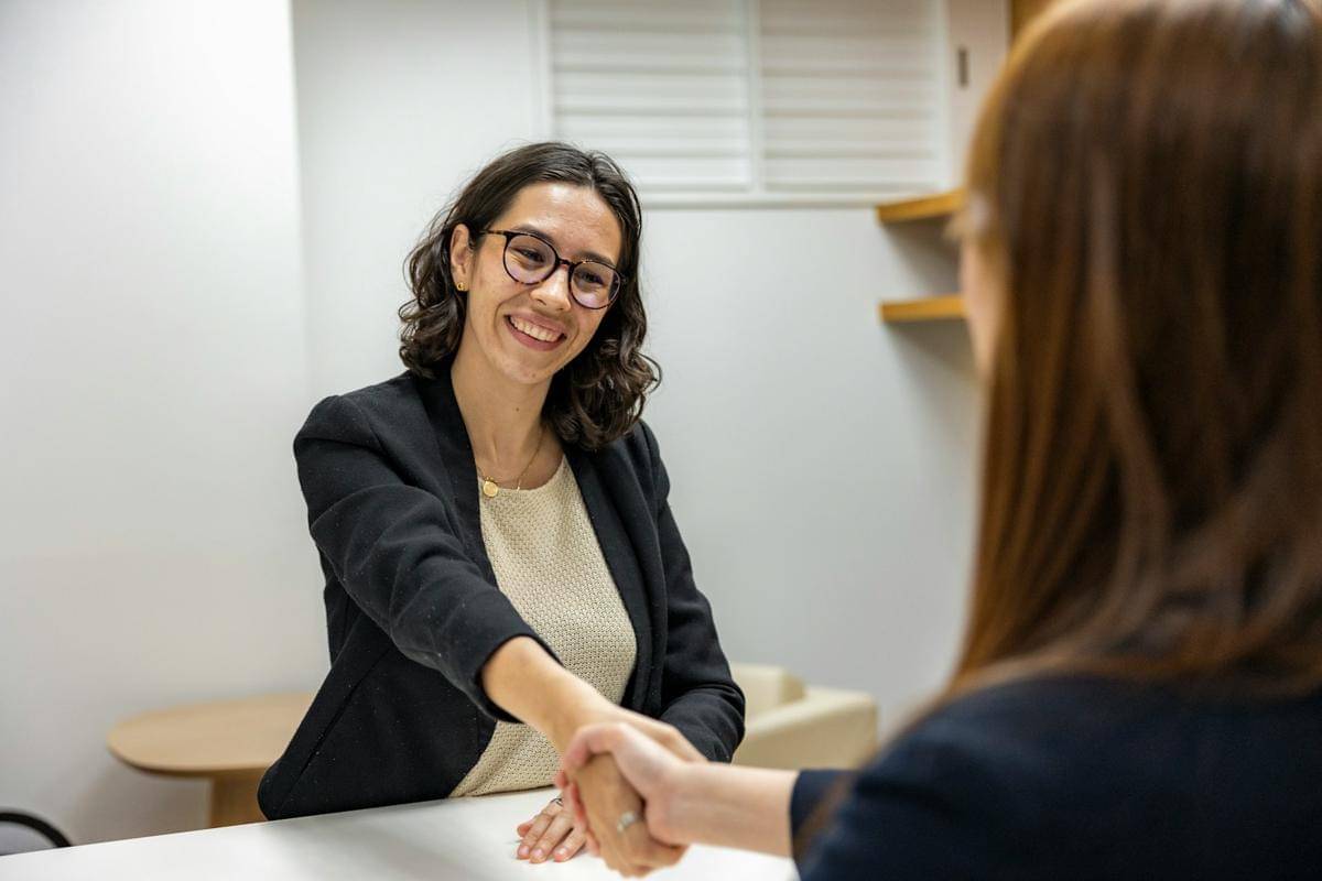 ilustrasi proses interview kerja (unsplash.com/resumegenius)