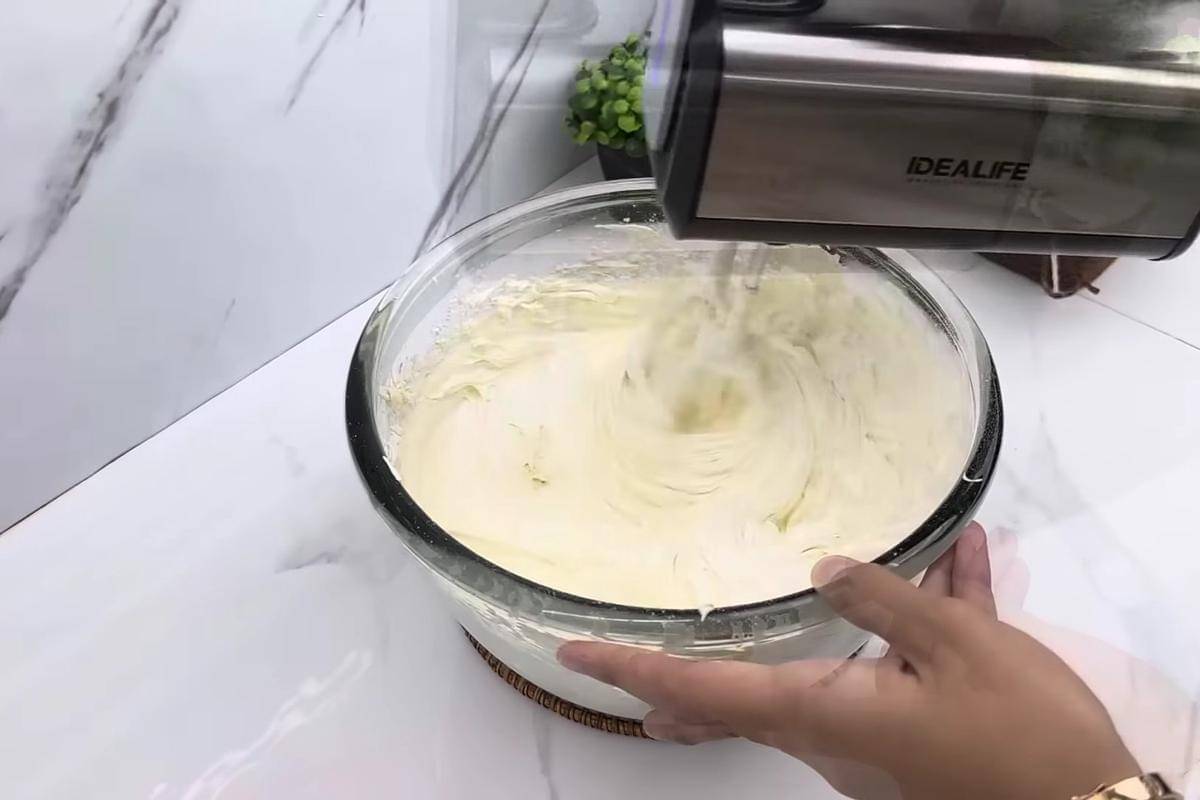 membuat adonan bolu green tea keju