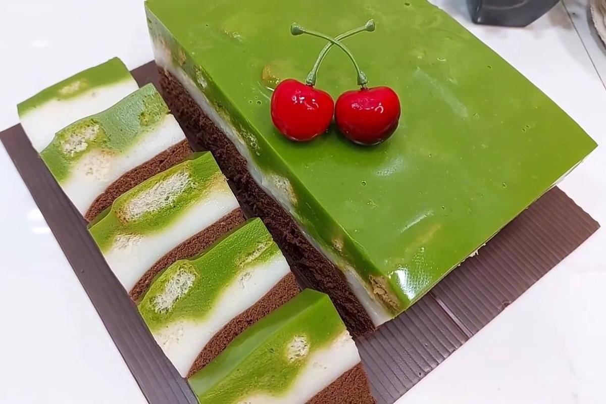ilustrasi bolu cokelat lapis puding santan matcha 