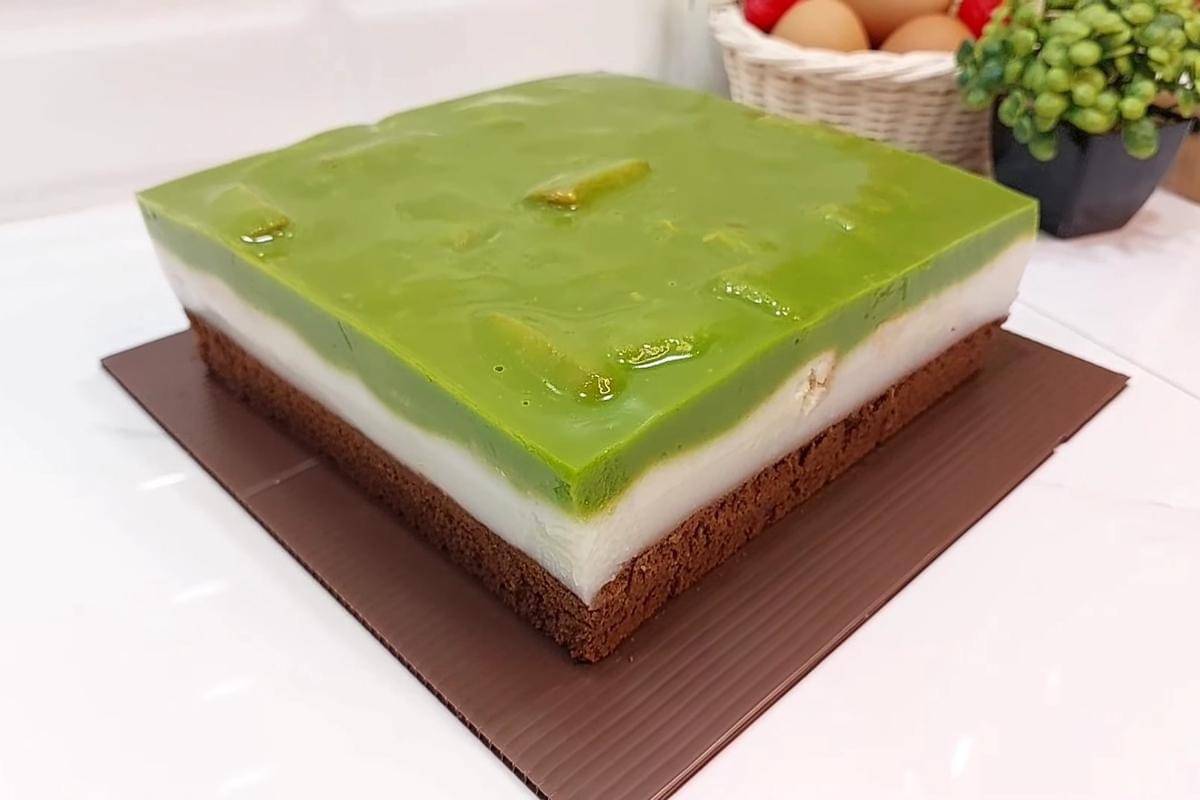 ilustrasi bolu cokelat lapis puding santan matcha