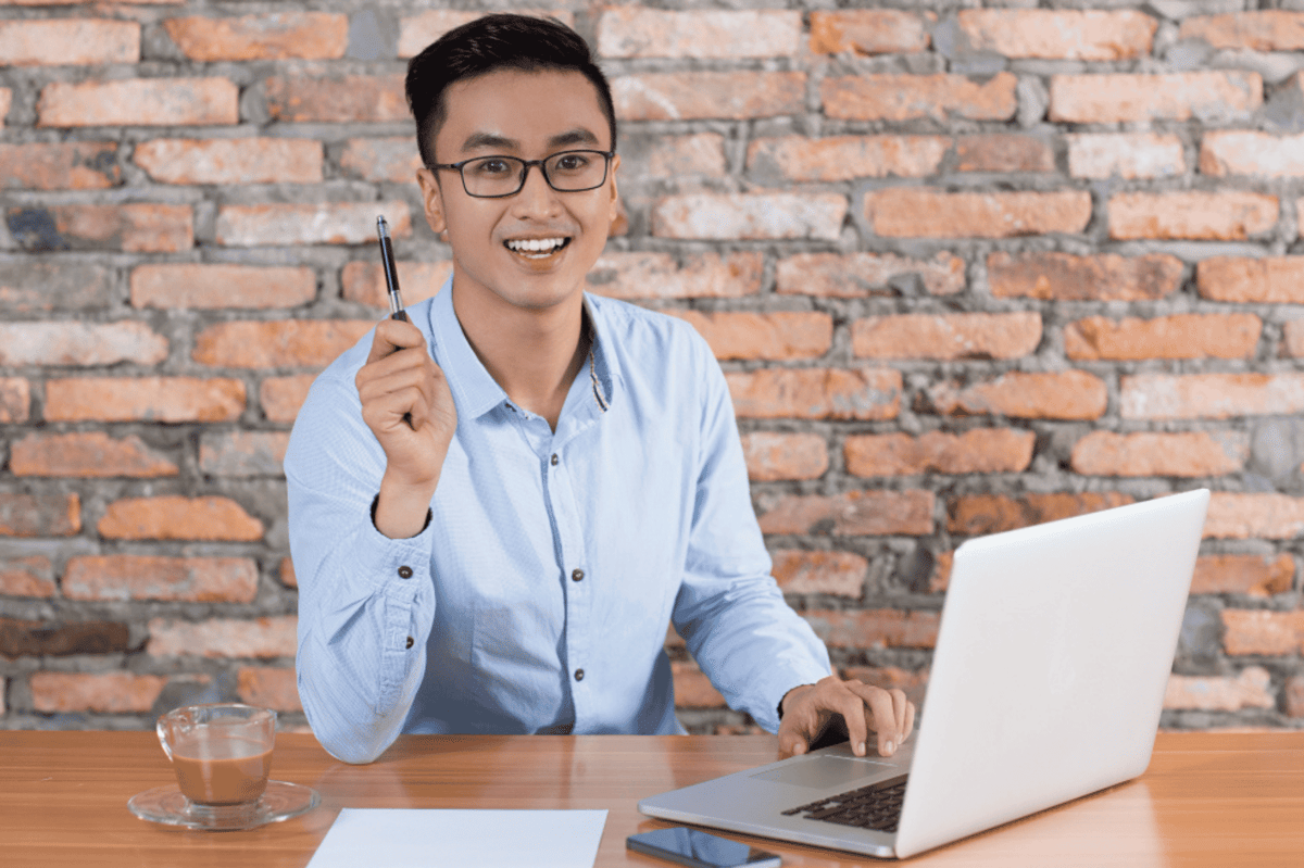 ilustrasi pria bekerja di hari pertama (freepik.com/katemangostar)