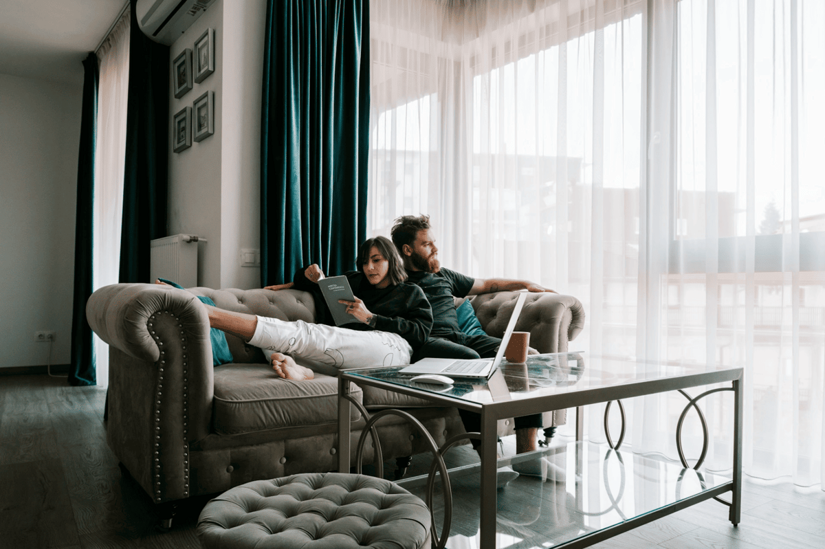 ilustrasi pasangan yang tinggal serumah (unsplash.com/Toa Heftiba)