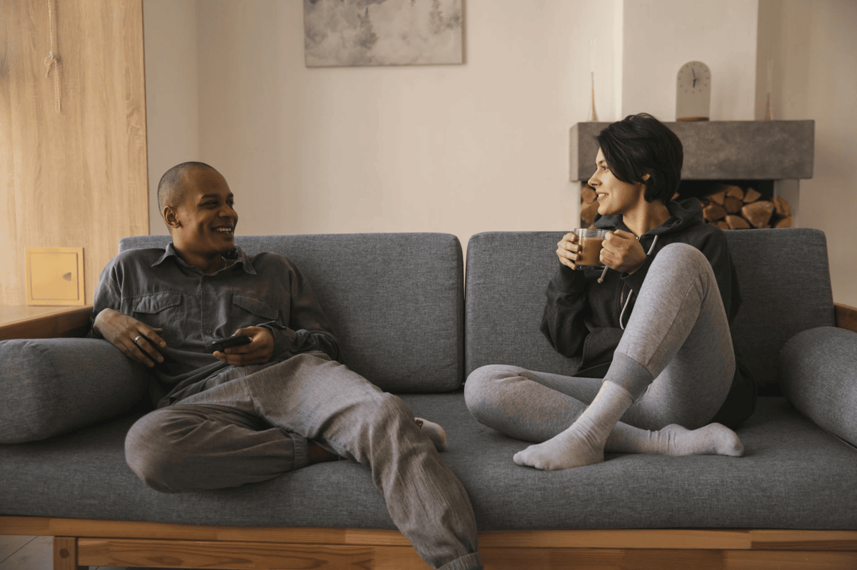 ilustrasi pasangan sedang berkomunikasi (pexels.com/KATRIN BOLOVTSOVA)