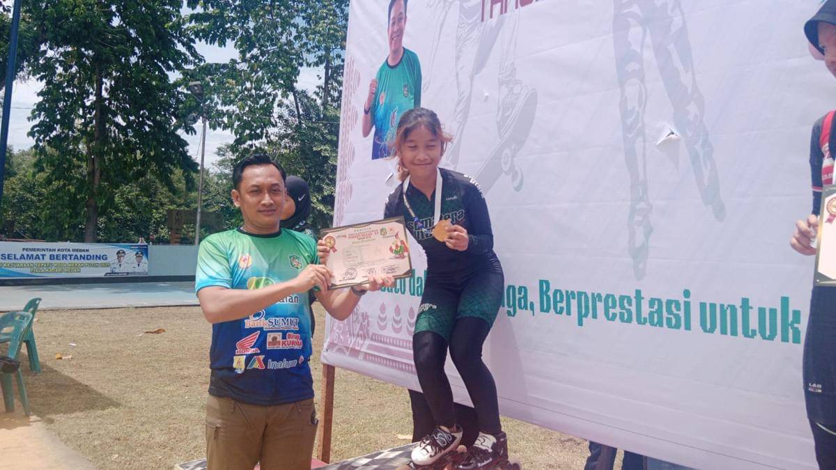 Ketua KONI Medan memberikan medali kepada atlet cabor sepatu roda Porkot Medan XV (dok.media Porkot)