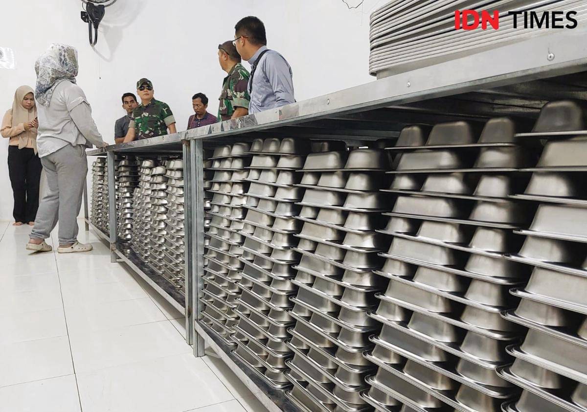 Dandim 1006 Banjar saat mengecek SPPG Desa Tungkaran, Martapura, Kabupaten Banjar pasca-keracunan massal siswa. (Hendra Lianor/IDN Times)
