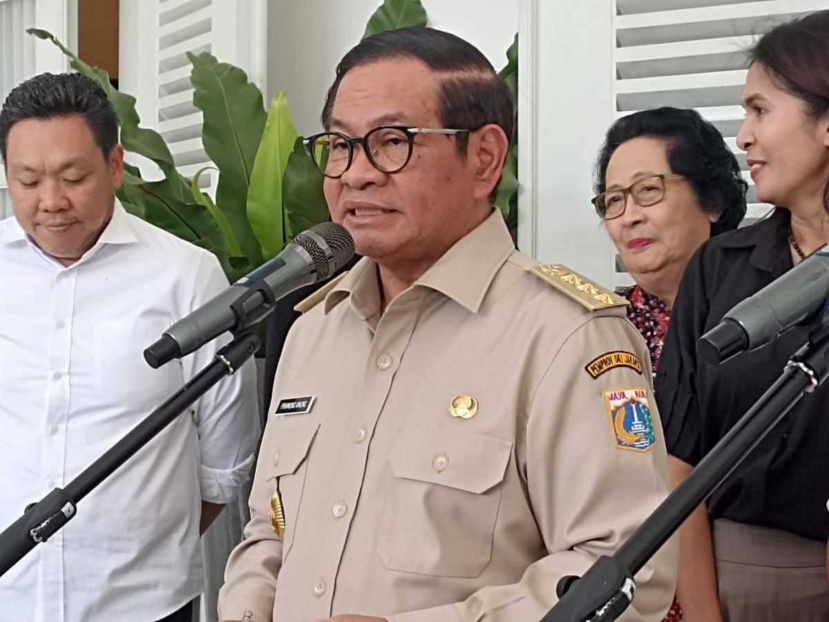 Gubernur DKI Jakarta, Pramono Anung di Balai Kota, Senin (13/10/2025). (IDN Times/Dini Suciatiningrum)