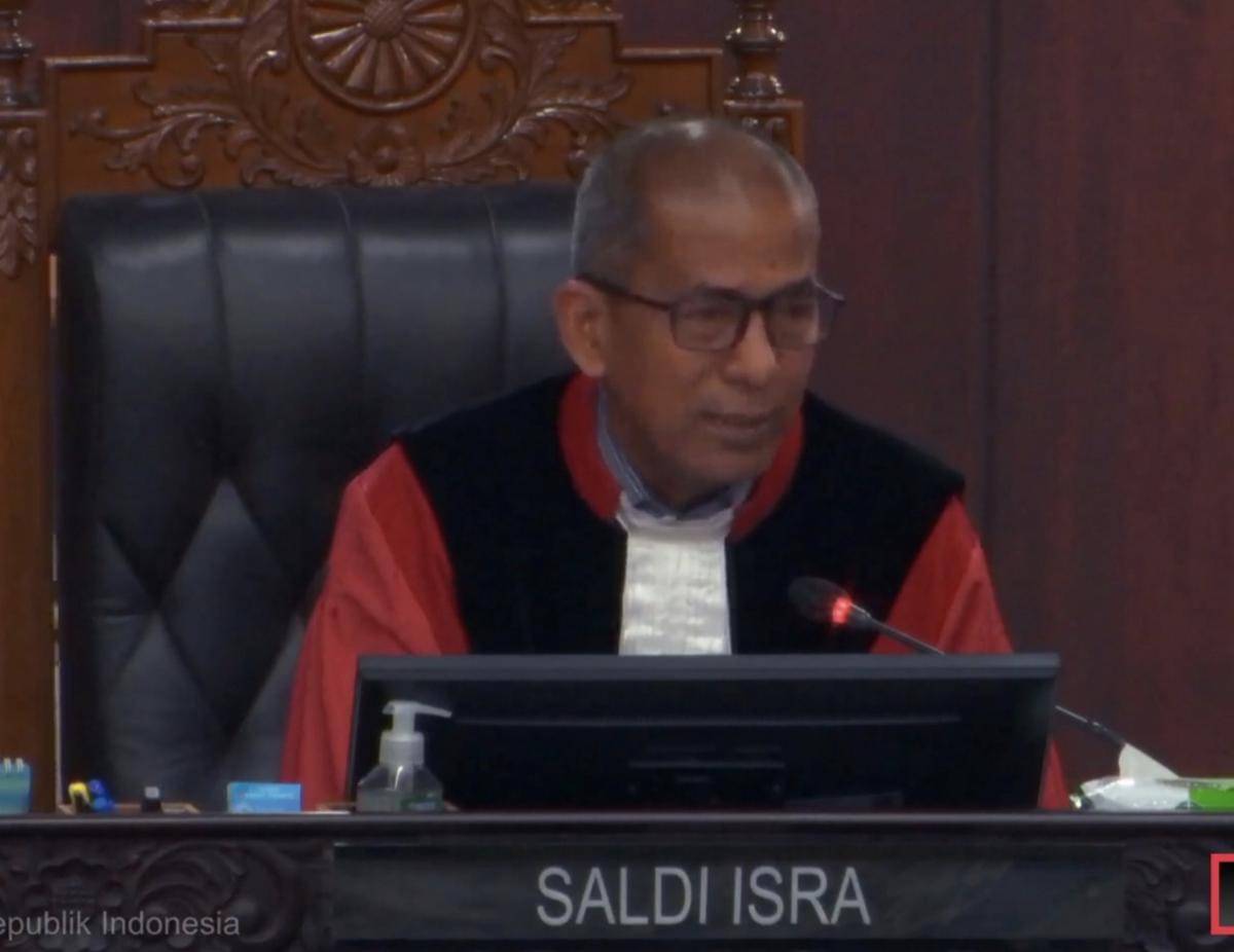 Saldi Isra, Hakim konstitusi
