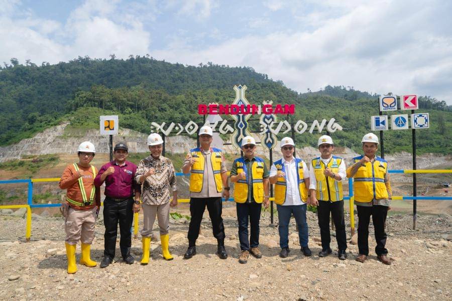Gubernur Sulbar Suhardi Duka saat meninjau progres pembangunan Bendungan Budong-budong. (Dok. Pemprov Sulbar)