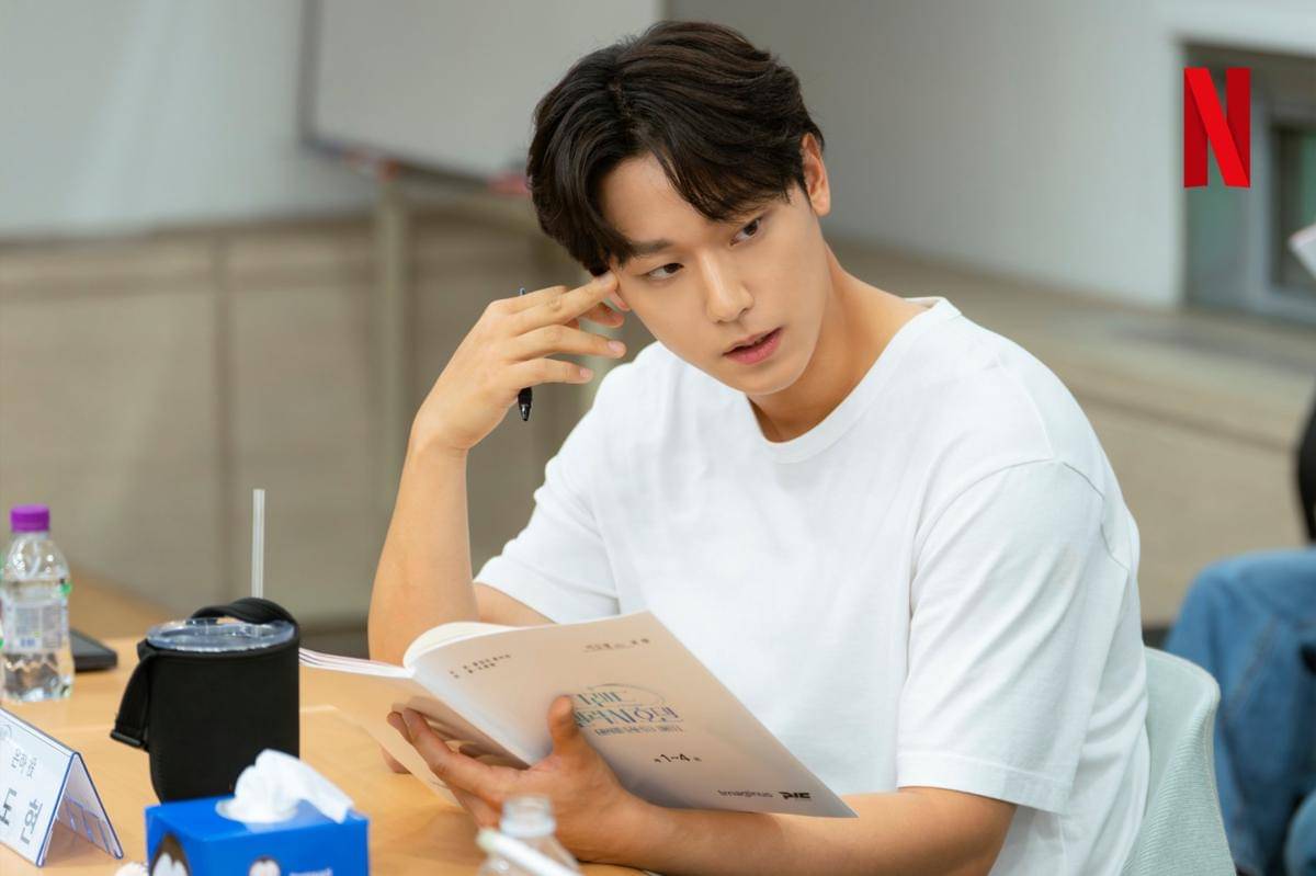 momen reading naskah Grand Galaxy Hotel (instagram.com/netflixkr)