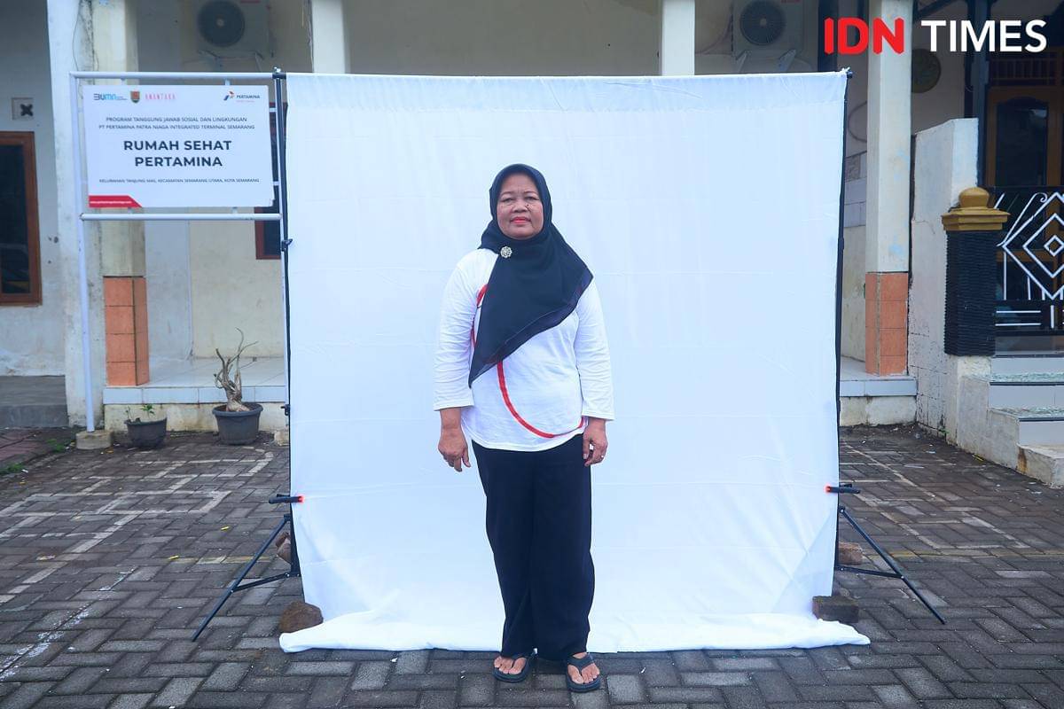 Sri Suyatmi (61) – Lansia : Menemukan Alasan Baru untuk Mental dan Fisik yang Terjaga. Setiap Selasa, Sri tidak pernah absen mengikuti senam lansia di Rumah Sehat Pertamina dan rutin memeriksakan tekanan darah. Ia kembali bersemangat dan lebih percaya diri menjaga kesehatan mental dan fisiknya. Di usia senjanya, ia menemukan makna sehat: tetap bergerak, tertawa, dan berbagi cerita. (IDN Times/Dhana Kencana)