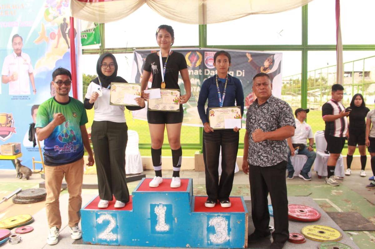 Atlet Medan Perjuangan meraih emas angkat berat Porkot Medan XV (Dok.media Porkot)