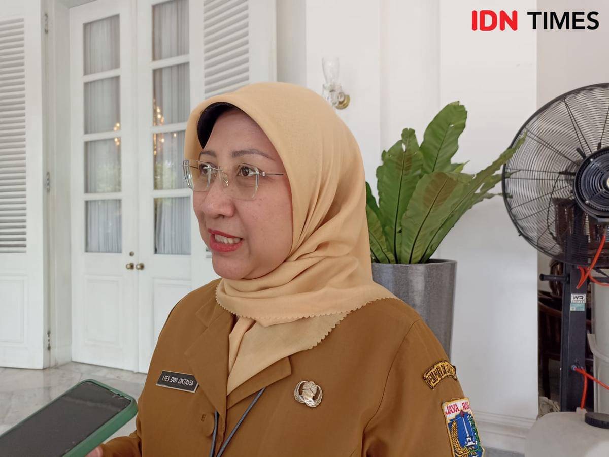 Wakil Kepala Dinas Kesehatan (Dinkes) DKI Jakarta, Lies Dwi Oktavia di Balai Kota, Senin (13/10/2025). (IDN Times/Dini Suciatiningrum)