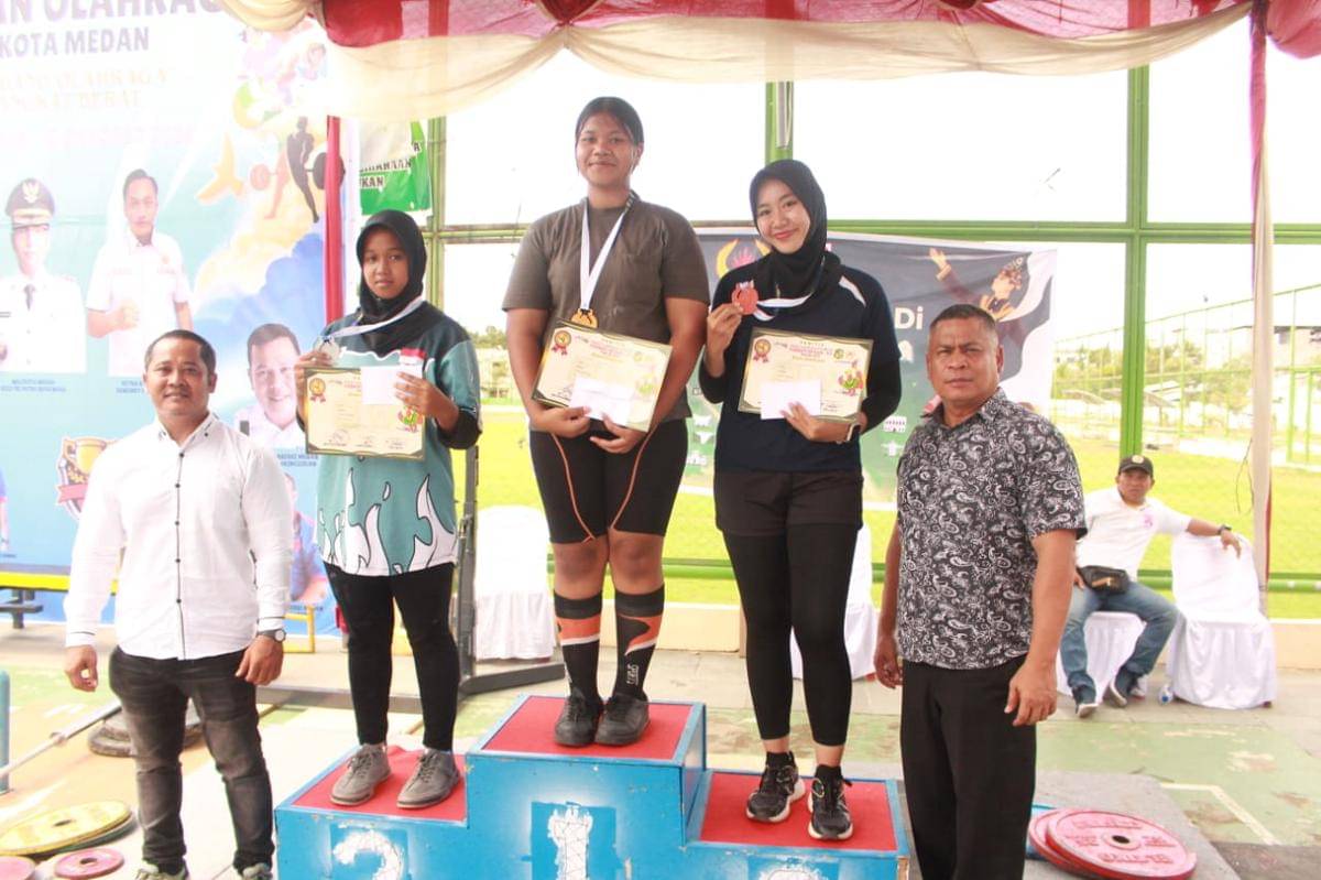 Atlet Medan Perjuangan meraih emas angkat berat Porkot Medan XV (Dok.media Porkot)