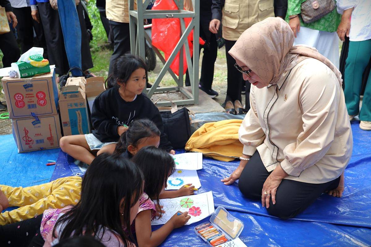 Menteri Pemberdayaan Perempuan dan Perlindungan Anak (PPPA), Arifah Fauzi, meninjau posko pengungsian kebakaran di Pengadegan Timur, Jakarta Selatan, pada Minggu (12/10/2025). (Dok. KemenPPPA).
