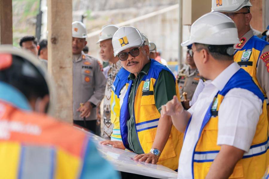 Gubernur Sulbar Suhardi Duka saat meninjau progres pembangunan Bendungan Budong-budong. (Dok. Pemprov Sulbar)
