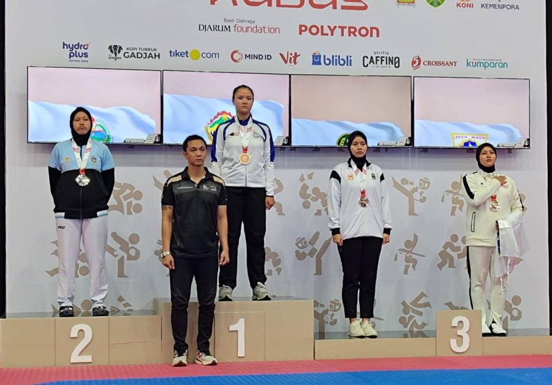 Atlet taekwondo Sumut (kiri) meraih medali perak di PON Bela Diri Kudus (dok.media PON Bela Diri Sumut)