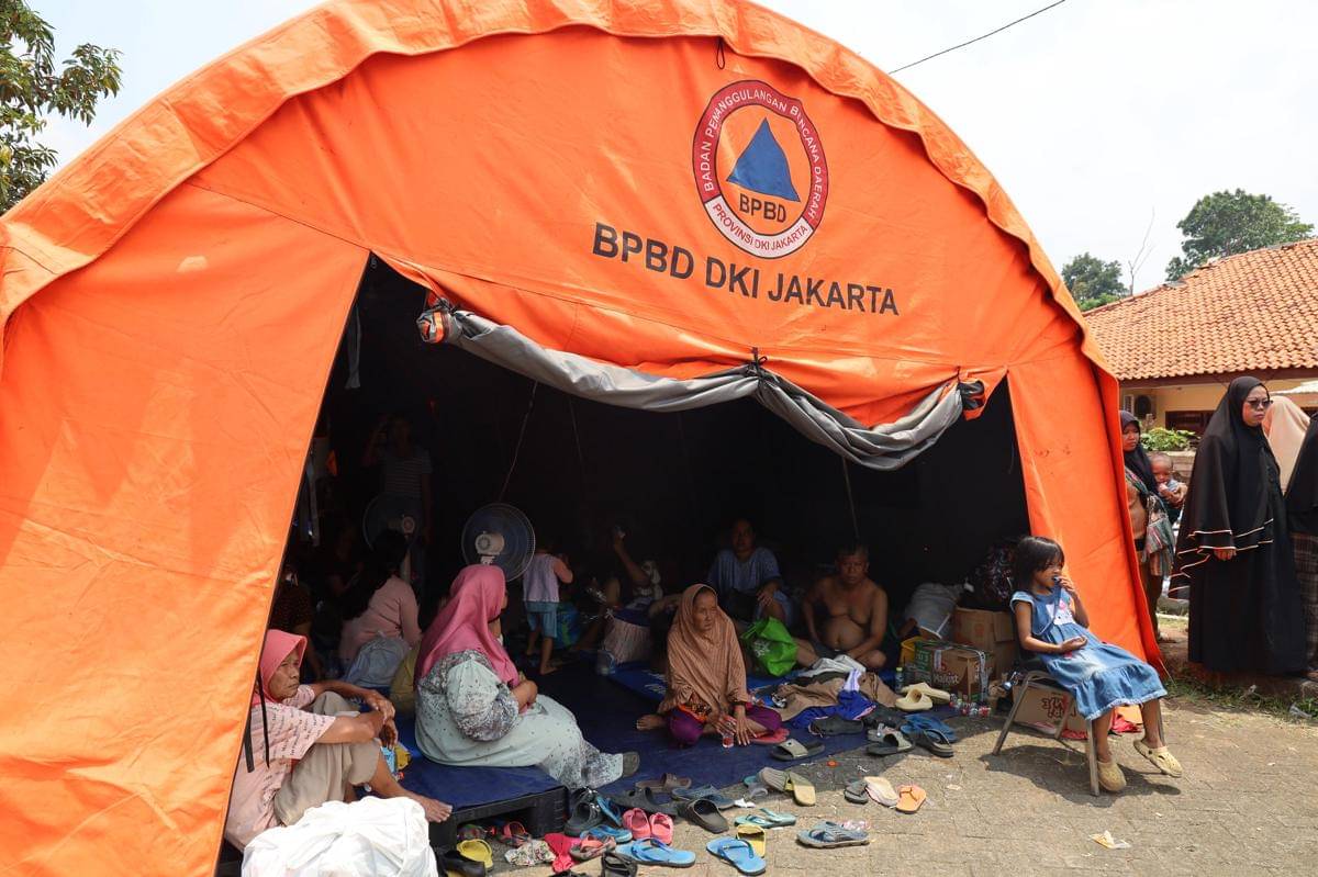 Menteri Pemberdayaan Perempuan dan Perlindungan Anak (PPPA), Arifah Fauzi, meninjau posko pengungsian kebakaran di Pengadegan Timur, Jakarta Selatan, pada Minggu (12/10/2025) (Dok. KemenPPPA).