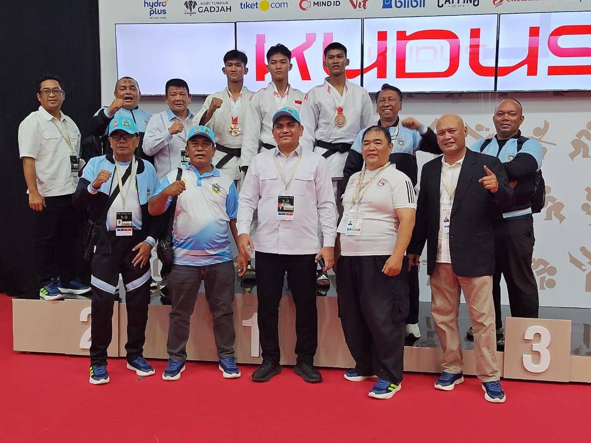 Tiga pejudo Sumut peraih medali di PON Bela Diri 2025 bersama pengurus PJSI Sumut dan KONI Sumut (dok.media PON bela diri)