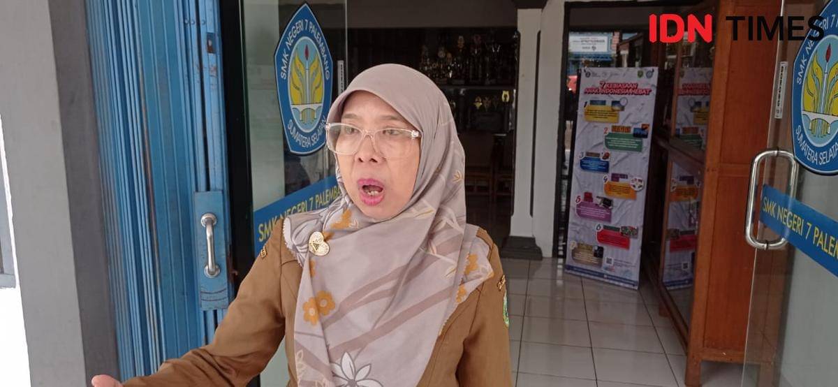 Kepala Program Keahlian (Kaprodi) Teknik Sepeda Motor (TSM) SMKN 7 Palembang, Maya Handayani (IDN Times/Rangga Erfizal)