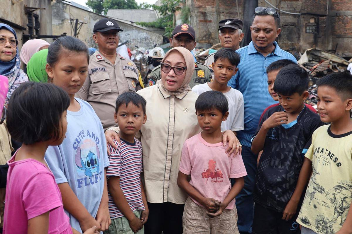 Menteri Pemberdayaan Perempuan dan Perlindungan Anak (PPPA), Arifah Fauzi, meninjau posko pengungsian kebakaran di Pengadegan Timur, Jakarta Selatan, pada Minggu (12/10/2025). (Dok. KemenPPPA).