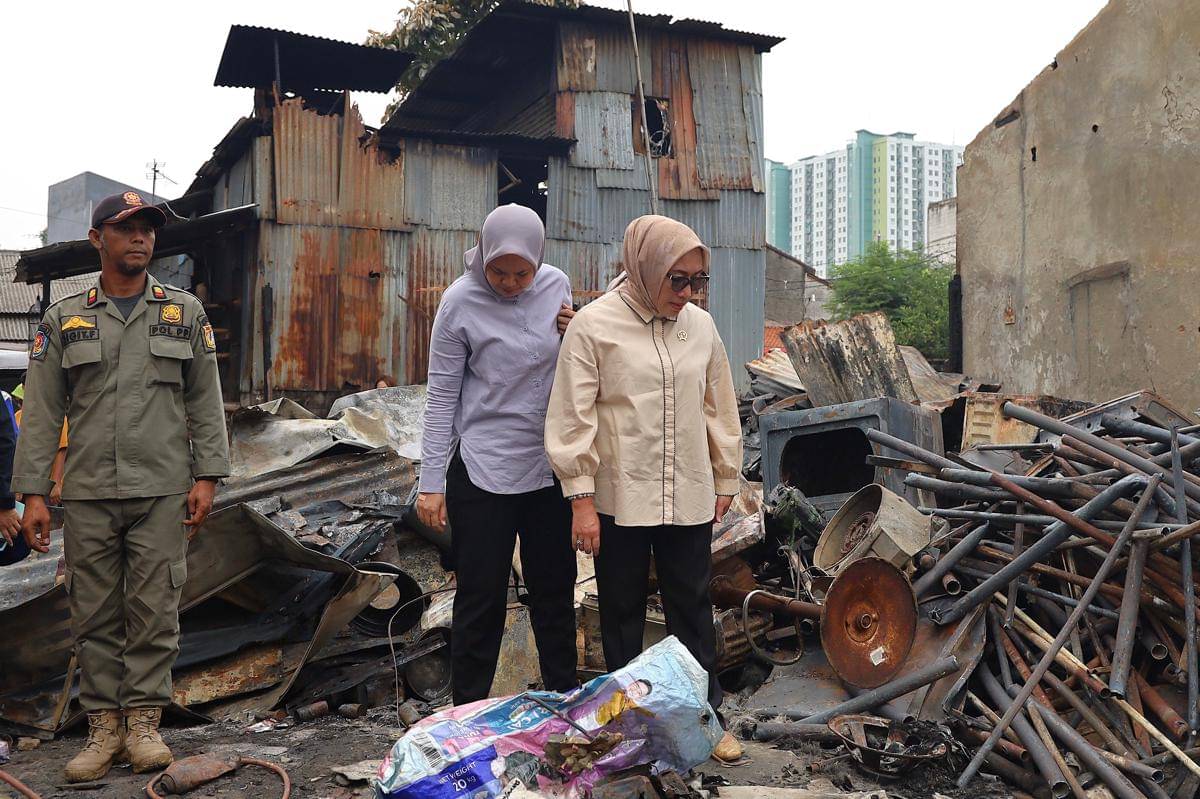 Menteri Pemberdayaan Perempuan dan Perlindungan Anak (PPPA), Arifah Fauzi, meninjau posko pengungsian kebakaran di Pengadegan Timur, Jakarta Selatan, pada Minggu (12/10/2025). (Dok. KemenPPPA).