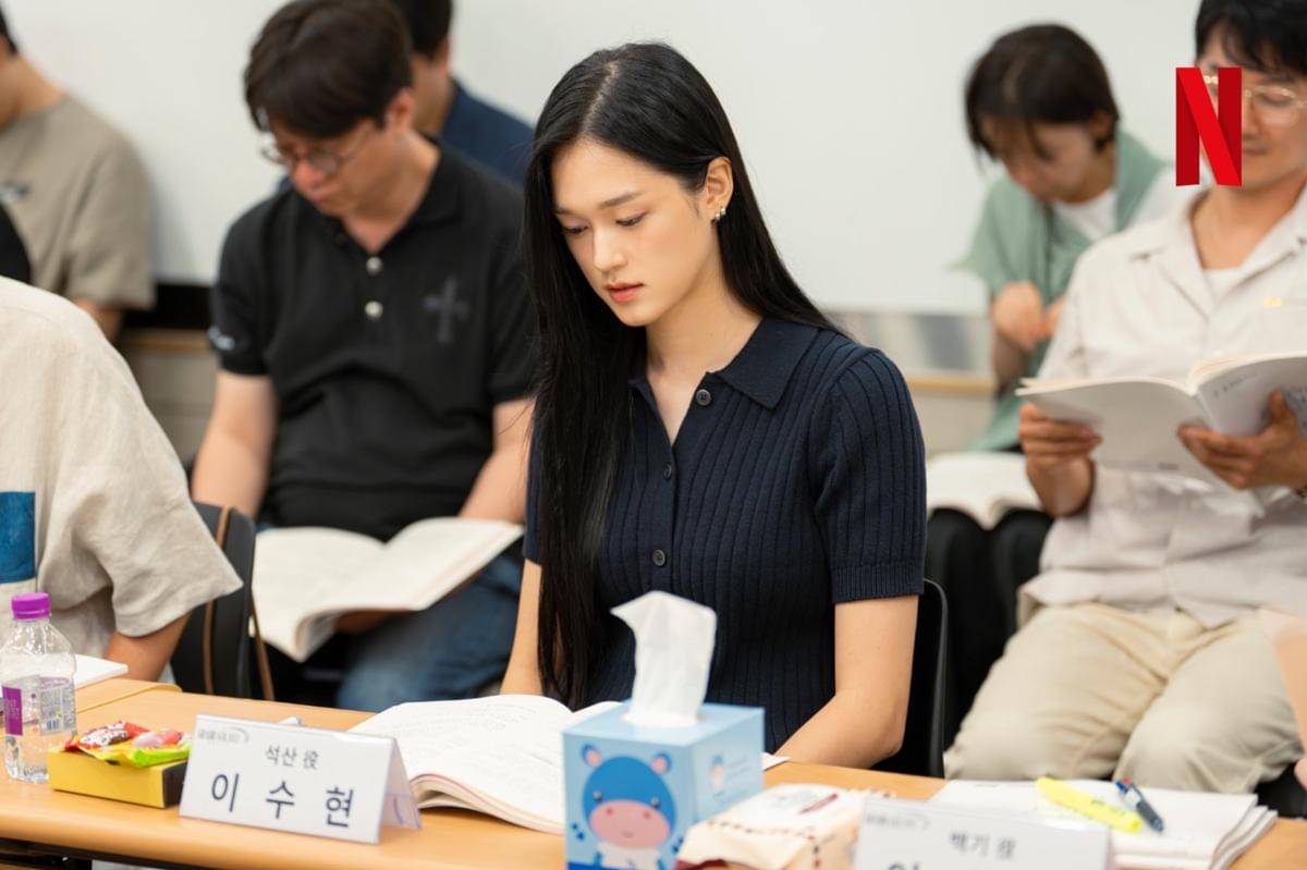 momen reading naskah Grand Galaxy Hotel (instagram.com/netflixkr)