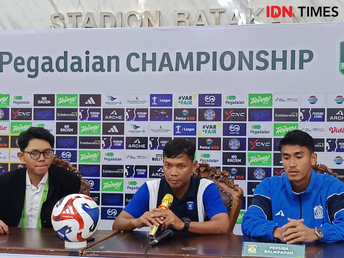 Pelatih Persiba Muhammad Nasuha (tengah) menilai Persiba tampil cukup bagus kendati harus menelan kekalahan atas Persela. 