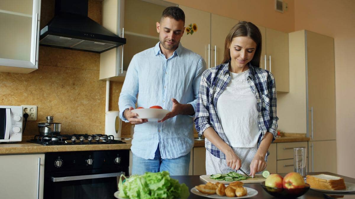 ilustrasi pasangan yang tinggal serumah (unsplash.com/Vitaly Gariev)