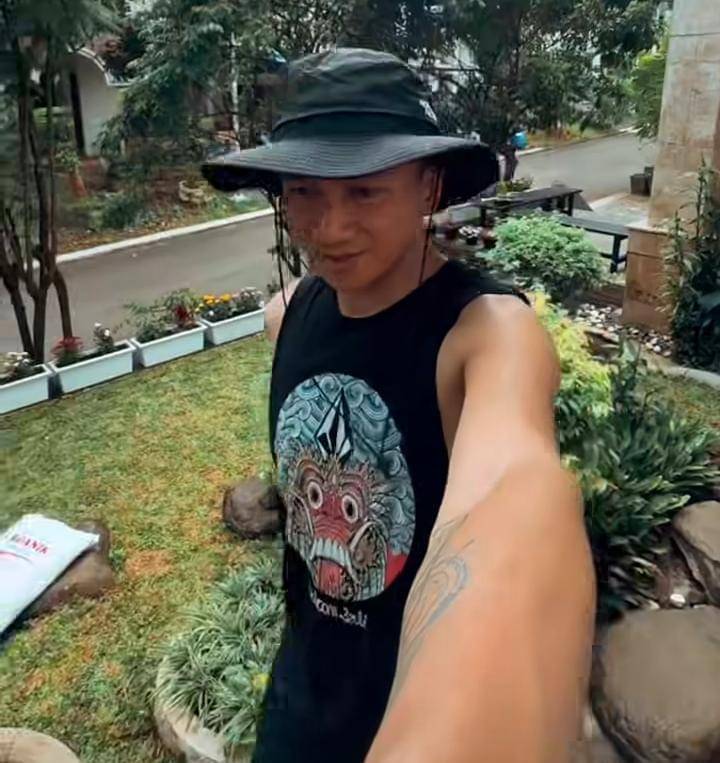 Anji berkebun di halaman rumah