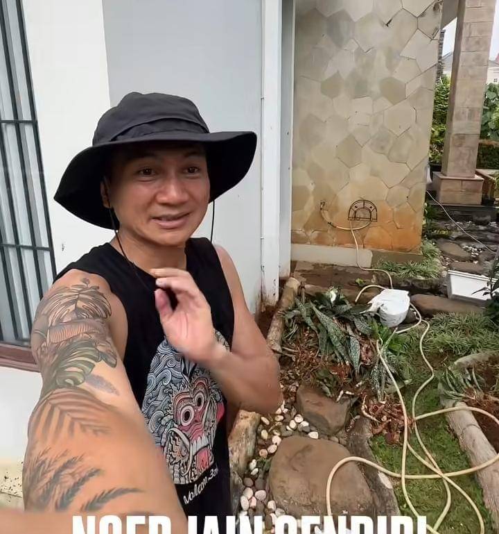 Anji berkebun di halaman rumah