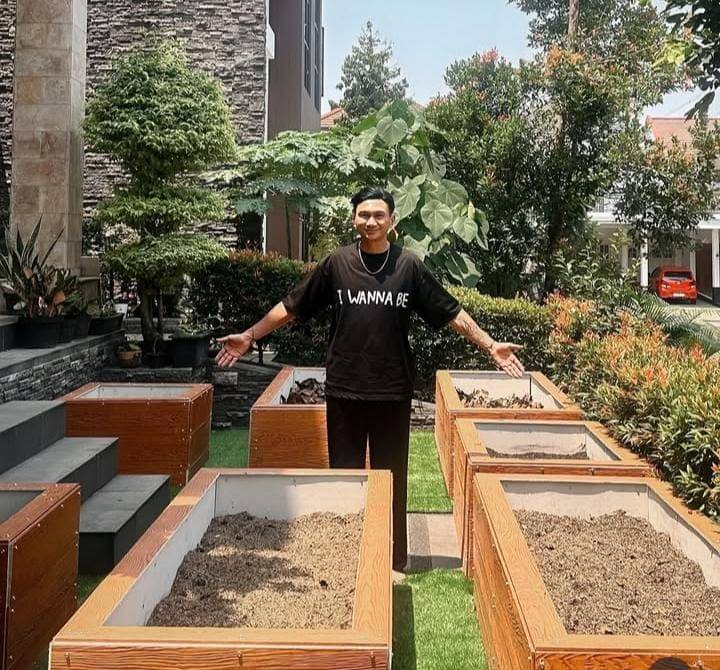 Anji berkebun di halaman rumah