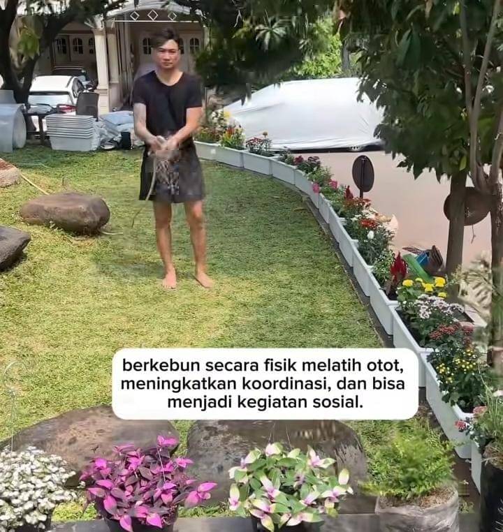Anji berkebun di halaman rumah