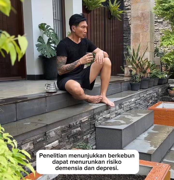 Anji berkebun di halaman rumah