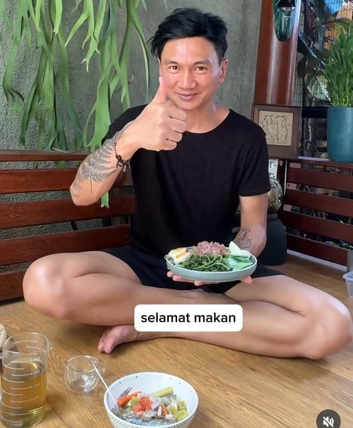 Anji berkebun di halaman rumah