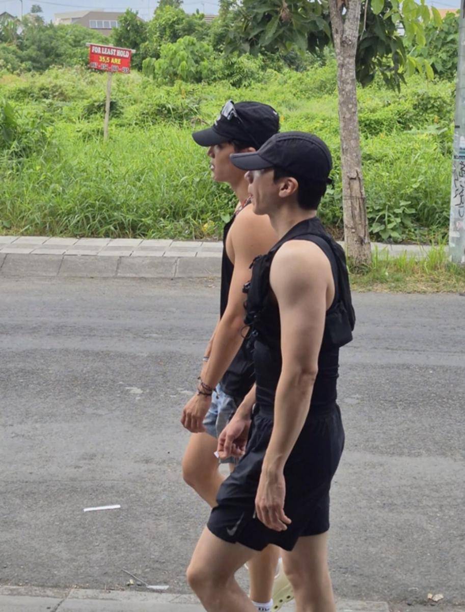 Kai EXO dan sahabatnya di Bali