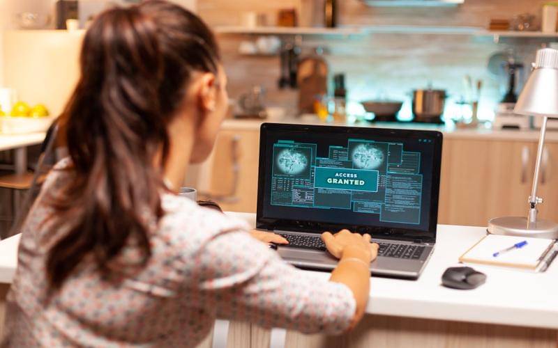 ilustrasi seseorang yang bekerja sebagai AI Security Specialist