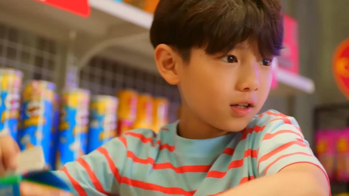 cuplikan Juhoon CORTIS di MV Tale milik MeloMance