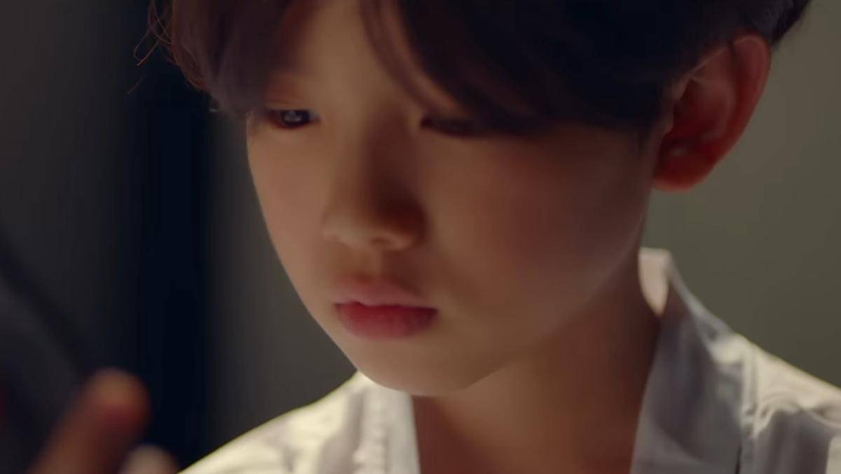 cuplikan Juhoon CORTIS di MV Scientist milik VIXX