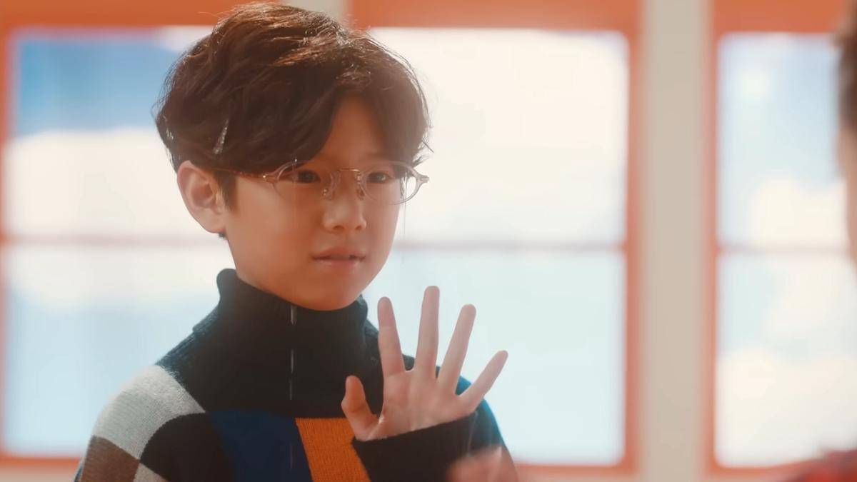 cuplikan Juhoon CORTIS di MV Hello Tutorial milik Zion.T