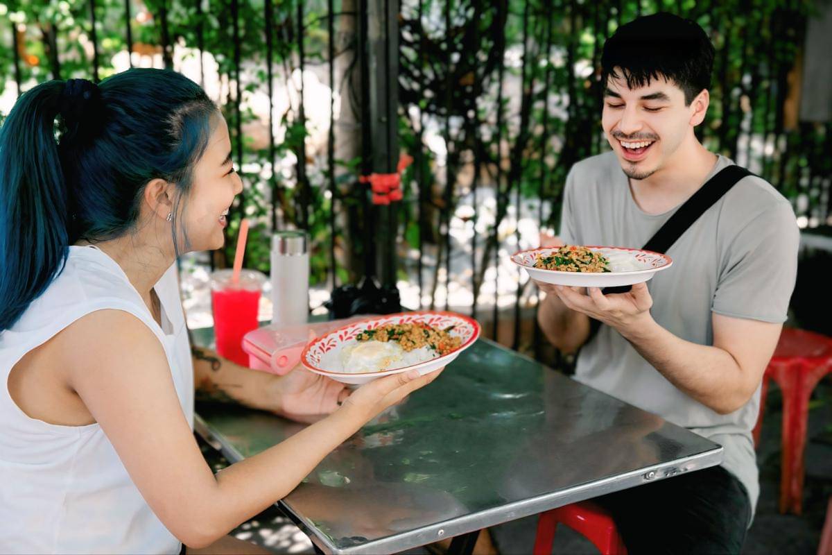 ilustrasi makan bersama (pexels.com/George Pak)