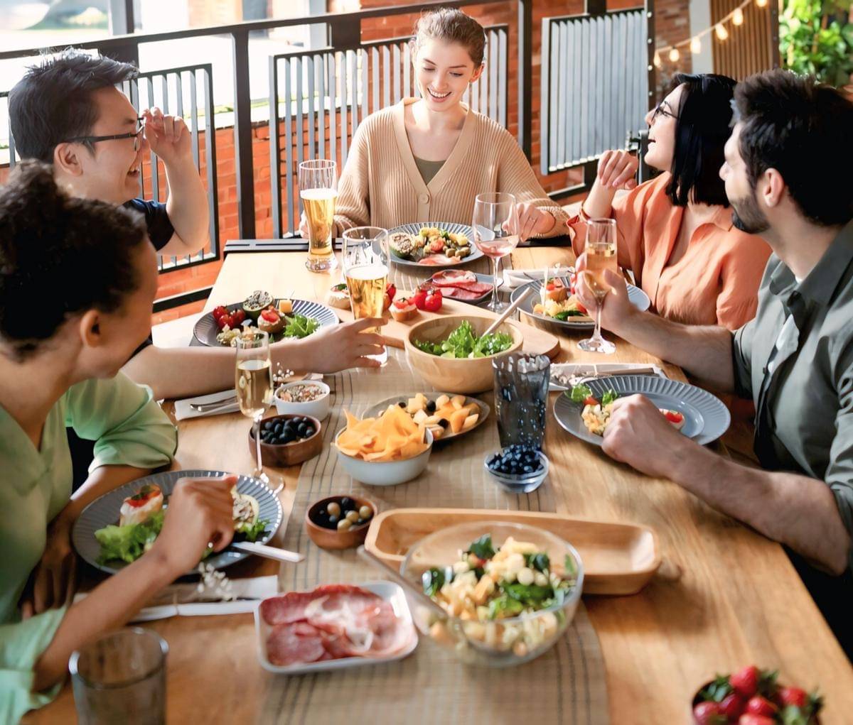 ilustrasi makan bersama (freepik.com/freepik)