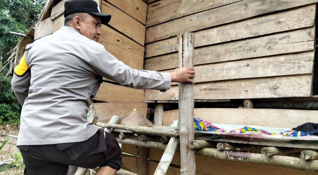 Personil Polsek STL Ulu saat mengevakuasi jasad korban di pondok kebun. (Dok. Polsek STL Ulu)