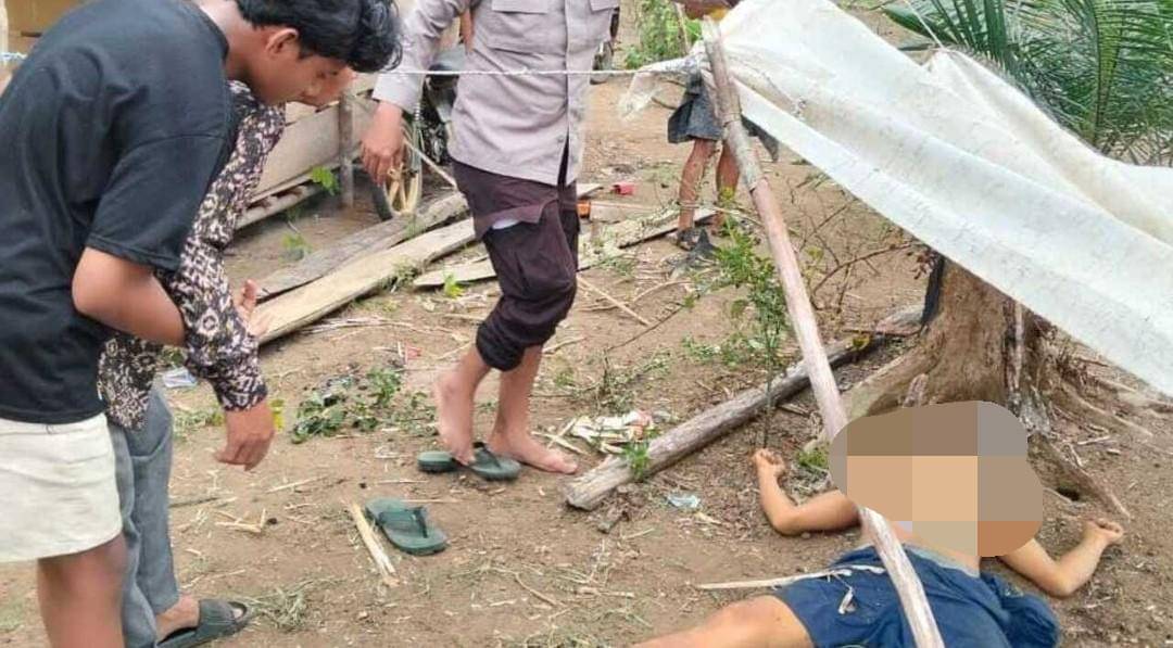 Personil Polsek STL Ulu saat mengevakuasi jasad korban di pondok kebun. (Dok. Polsek STL Ulu)