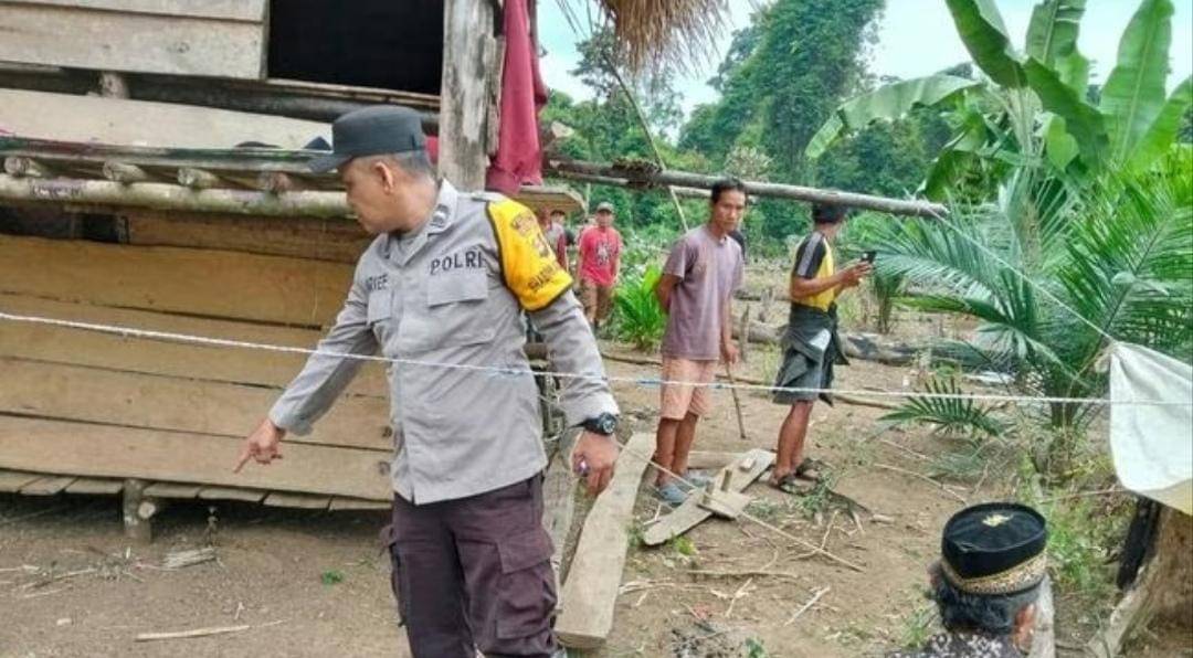Personil Polsek STL Ulu saat mengevakuasi jasad korban di pondok kebun. (Dok. Polsek STL Ulu)