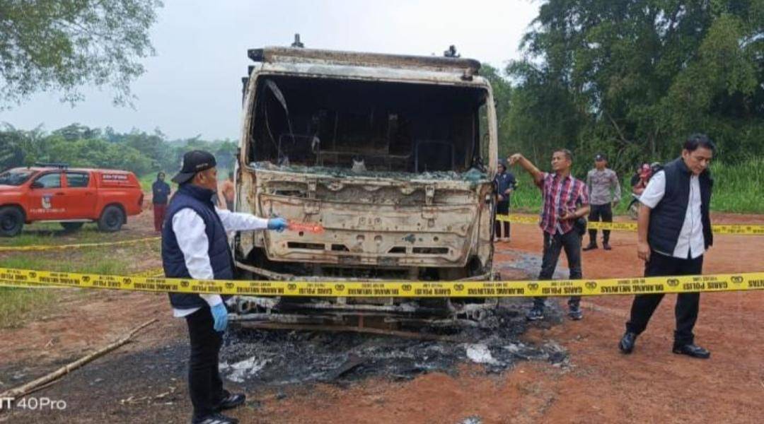 Truk Fuso terbakar di kebun tebu OI, satu orang tewas. (Dok. Polres OI)
