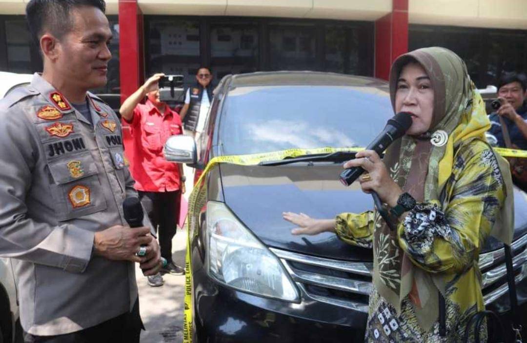Proses pengembalian mobil curian terhadap korban di Mapolres Muara Enim. (Dok. Polres Muara Enim)