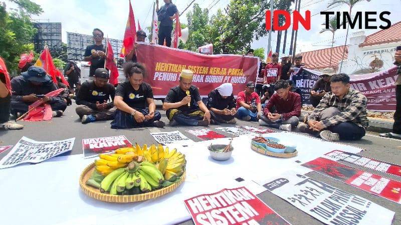 Buruh KIBA gelar ritual songkala bala atau tolak bala di PN Makassar, Selasa (14/10/2025) / Foto : Darsil Yahya
