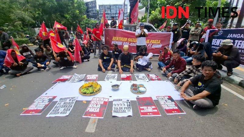 Buruh KIBA gelar ritual songkala bala atau tolak bala di PN Makassar, Selasa (14/10/2025) / Foto : Darsil Yahya