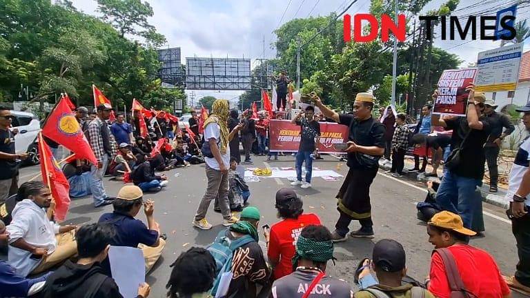 Buruh KIBA gelar ritual songkala bala atau tolak bala di PN Makassar, Selasa (14/10/2025). IDN Times/Darsil Yahya
